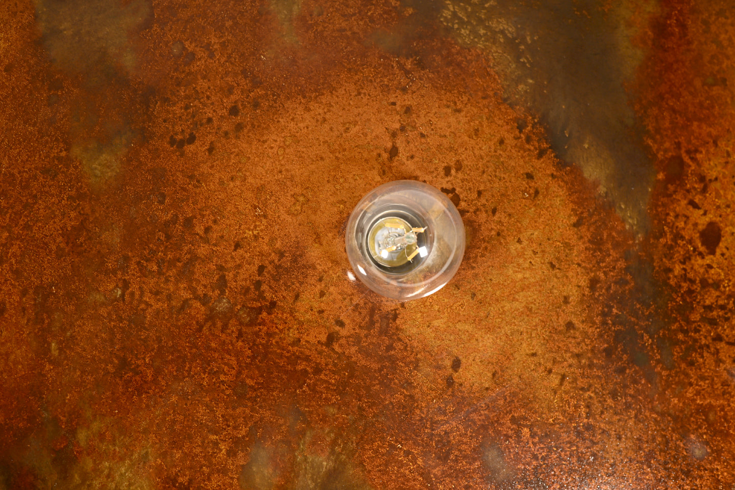 Détail des reliefs et des effets de matière de l'acier oxydé de l'applique murale Rovelli Rouille