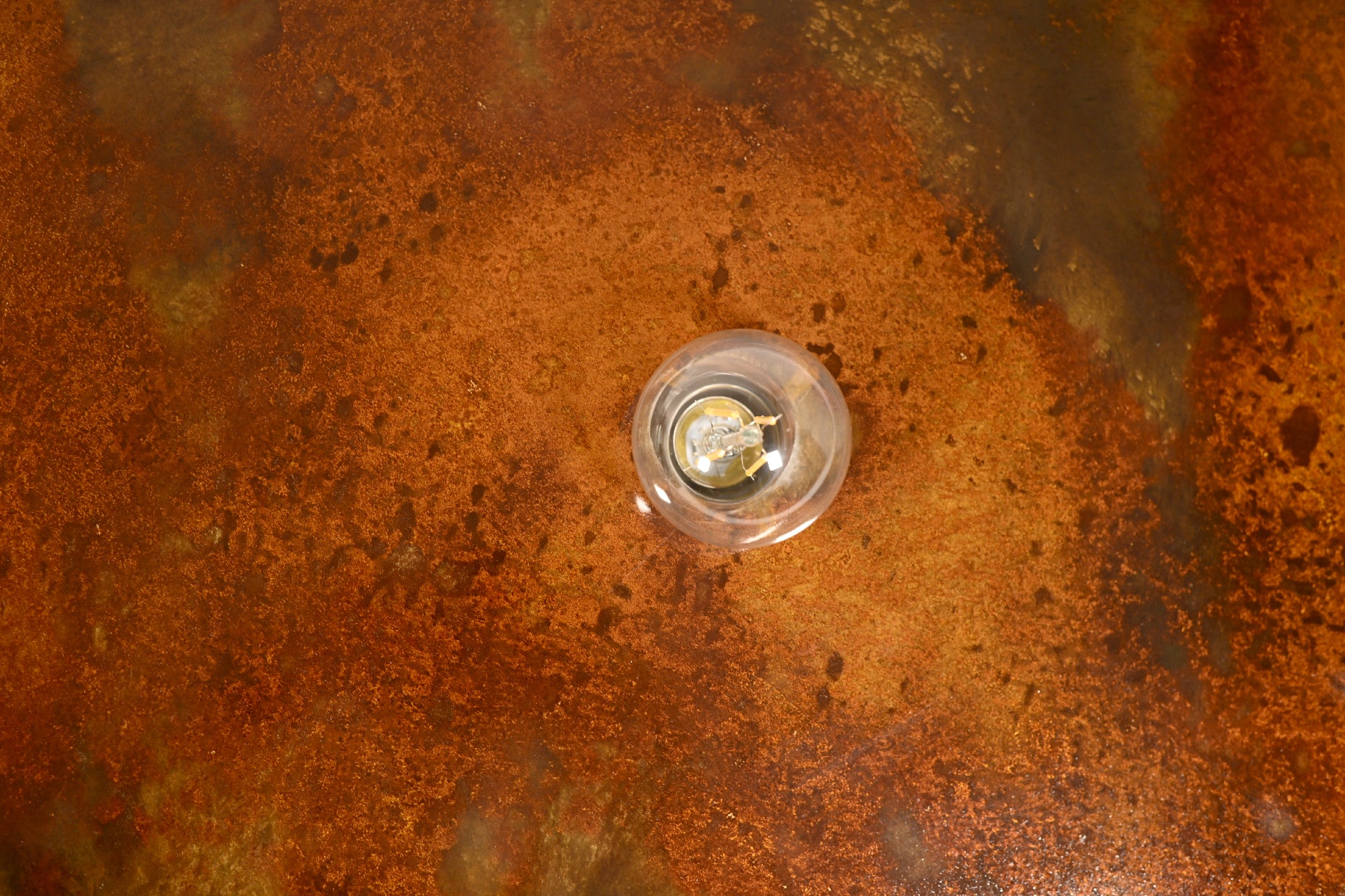 Détail des reliefs et des effets de matière de l'acier oxydé de l'applique murale Rovelli Rouille