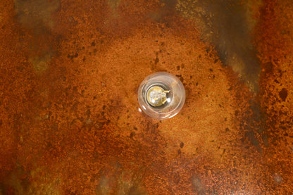 Détail des reliefs et des effets de matière de l'acier oxydé de l'applique murale Rovelli Rouille