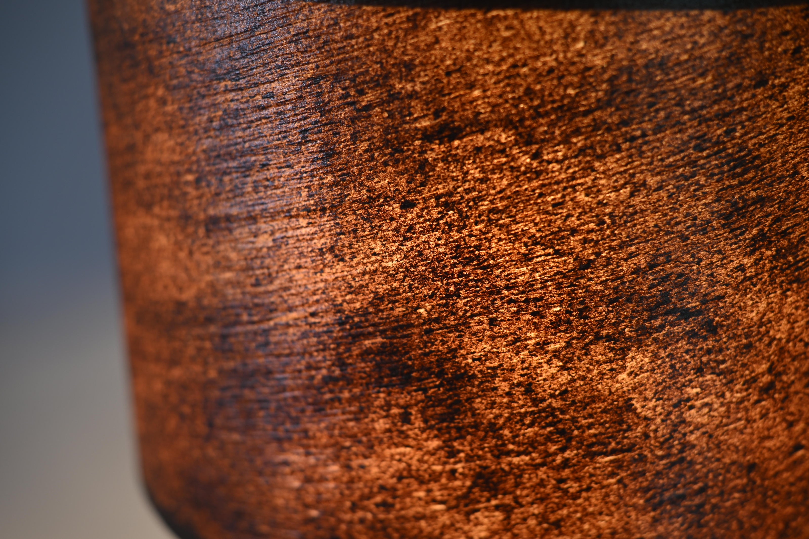 détail d'un abat-jour en feuille de mica cuivré