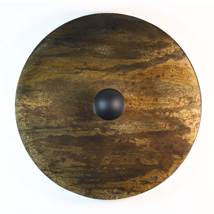 Gros plan sur les nuances de brun, doré et vert de gris de la finition oxydée de l'applique Rovelli