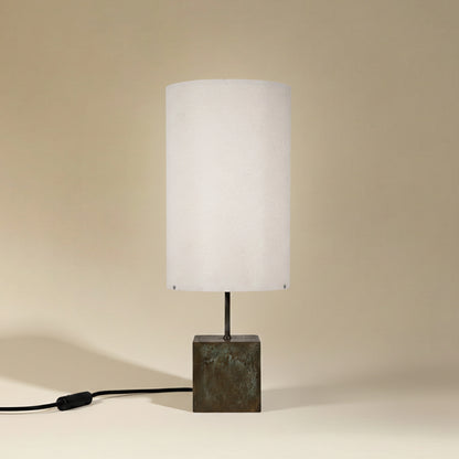 Lampe à poser Halley Aura. Pied en acier poudre de bronze et abat-jour en feuille de mica blanc