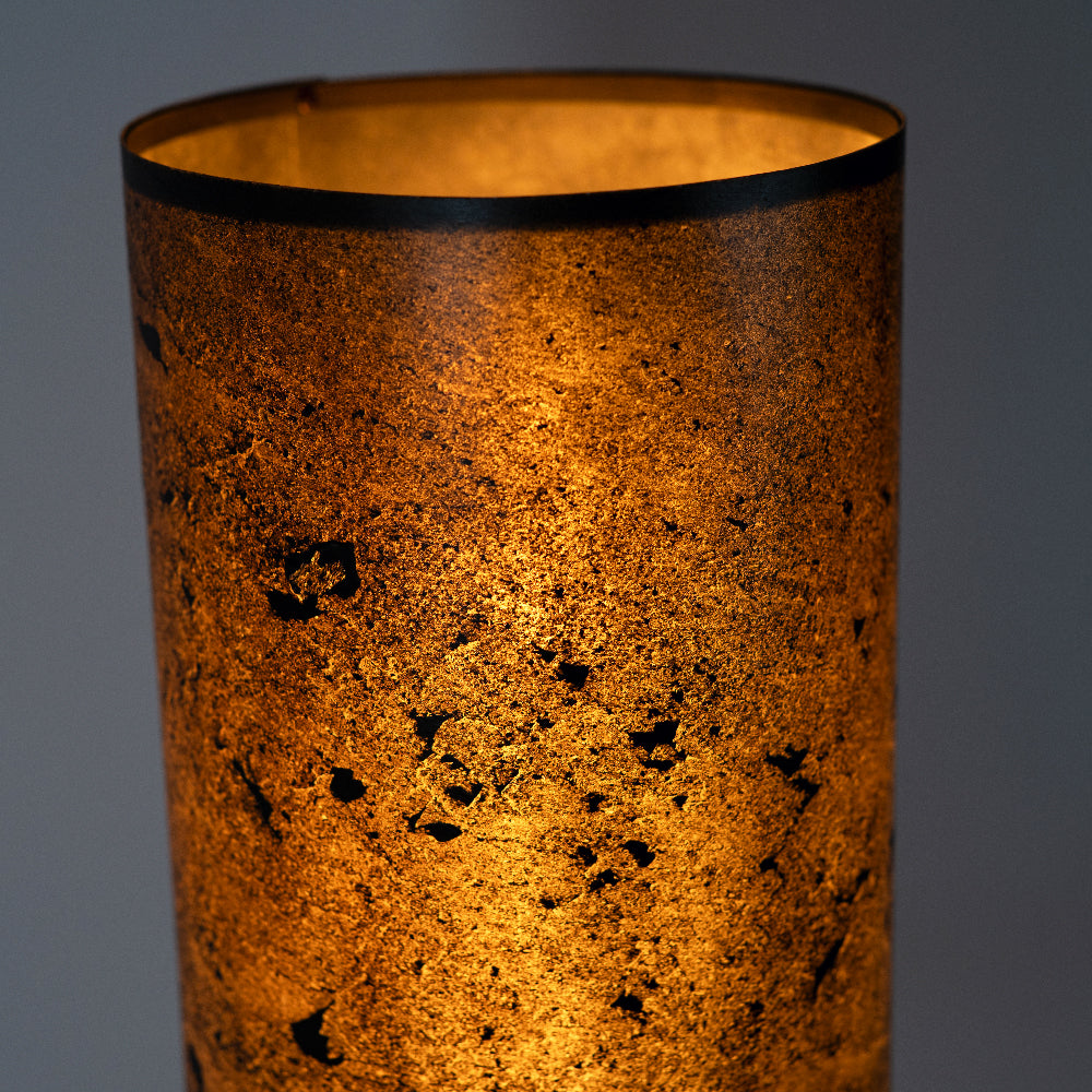 Vue latérale de la lampe Halley Aura montrant la texture minérale de l'abat-jour en feuille d'ardoise