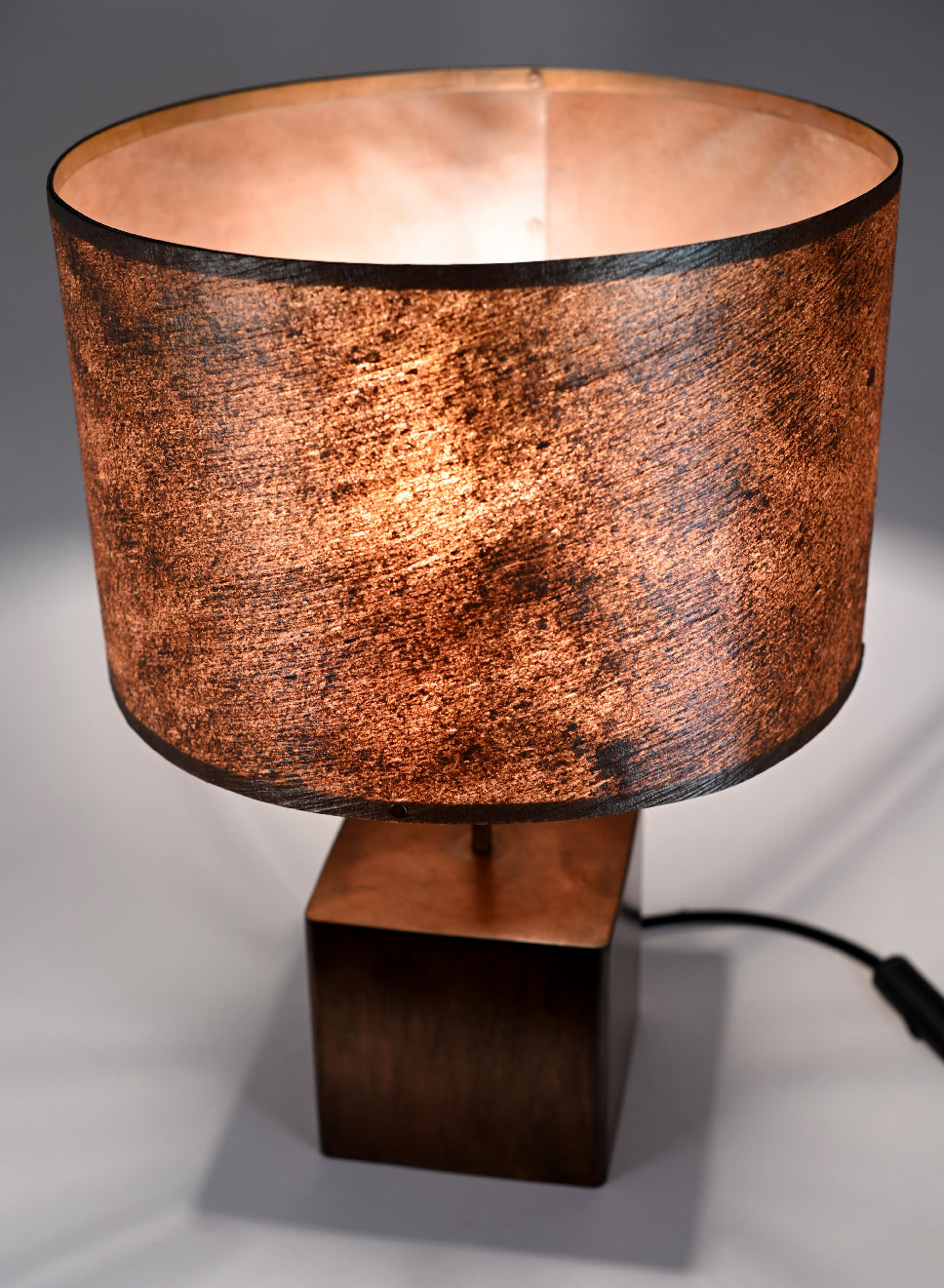 Vue rapprochée de l'abat-jour en feuille de mica cuivré structuré aux nuances chaudes