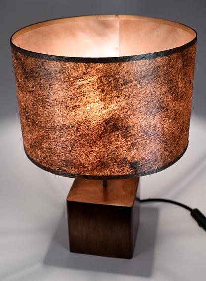 Vue rapprochée de l'abat-jour en feuille de mica cuivré structuré aux nuances chaudes