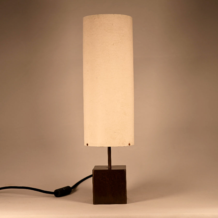 Vue d'ambiance lampe Halley Halo - finition cuivre vernis brillant et abat-jour mica