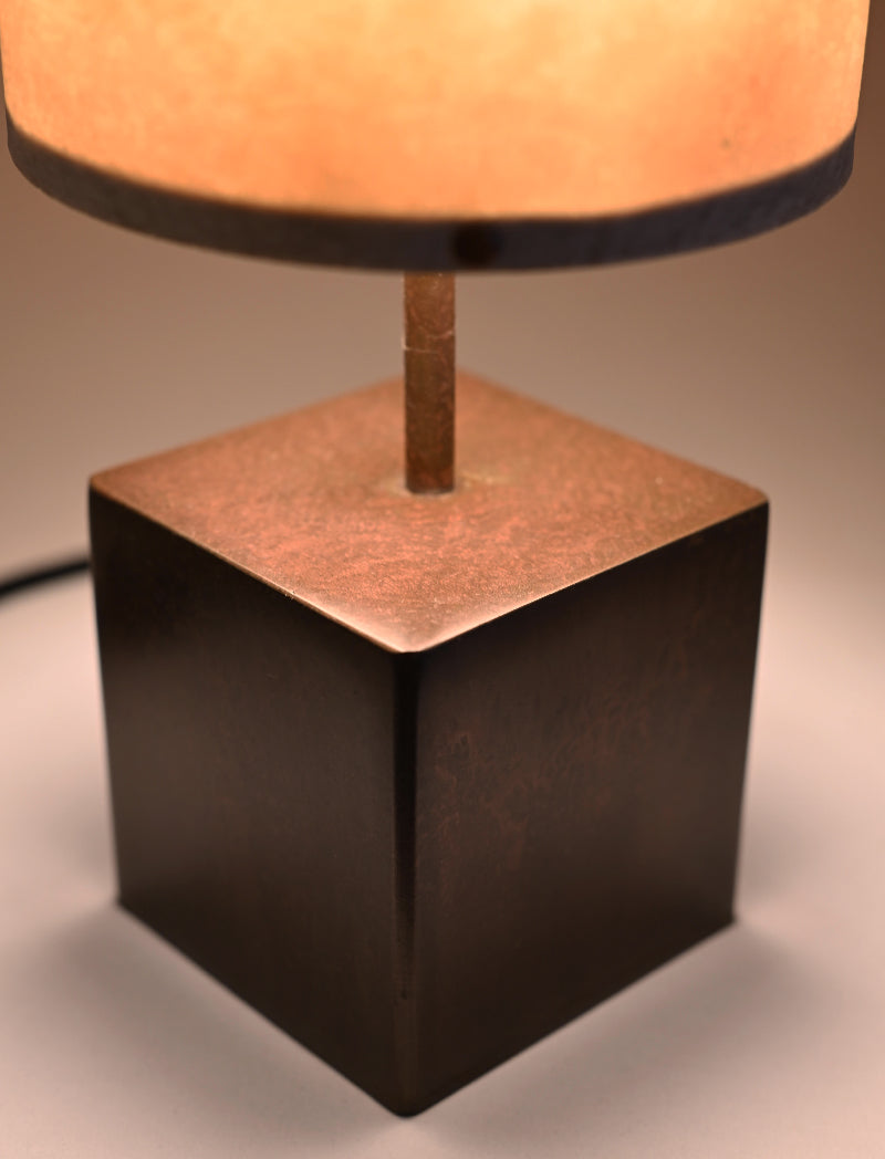 Détail de la lampe Halley Halo - cube acier cuivré et mica blanc naturel