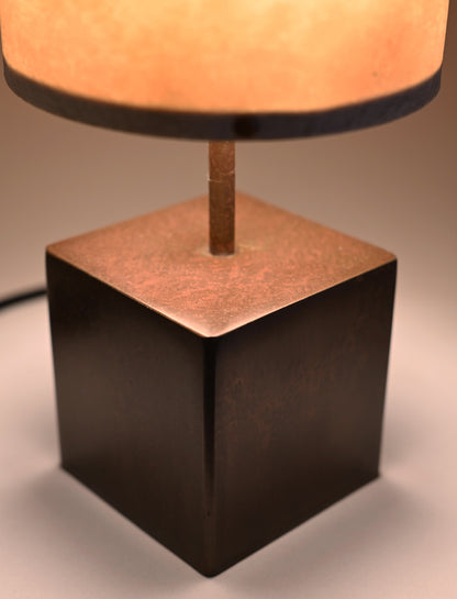 Détail de la lampe Halley Halo - cube acier cuivré et mica blanc naturel