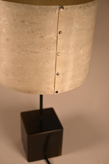 Vue rapprochée lampe Képler Halo - détail de la patine cuivre artisanale