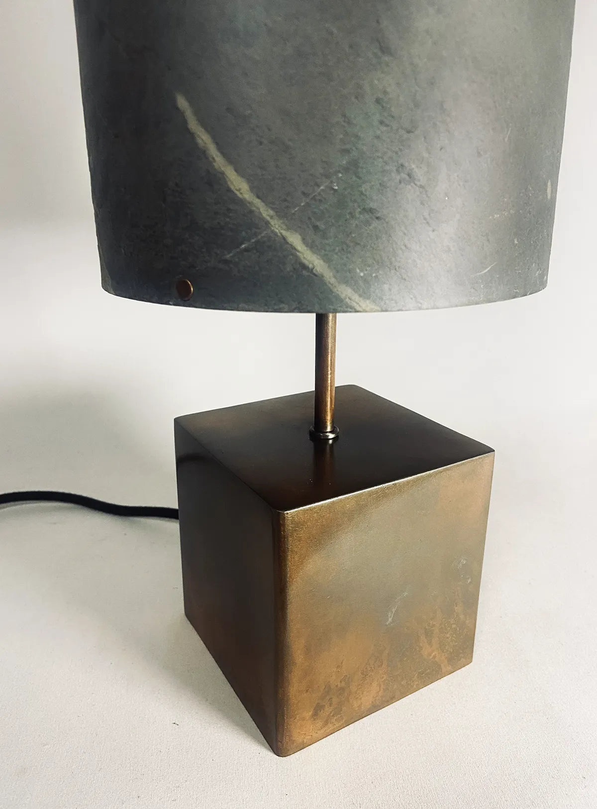 vue de detail de la Lampe artisanale Halley Nova en acier cuivré et feuille d'ardoise rustique éteinte. fabrication française par l'atelier Maus