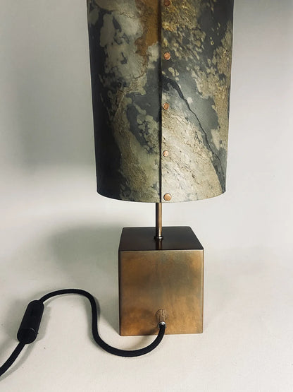 vue rapprochée arrière de la lampe en acier cuivré a l'abat-jour en feuille d'ardoise rustique Halley Nova de l'atelier Maus