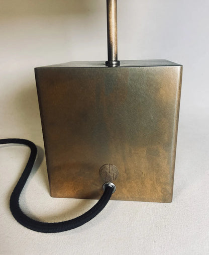 Vue du pied en acier cuivré de la  Lampe artisanale Halley Nova à l'abat jour en  feuille d'ardoise rustique . fabrication française par l'atelier Maus