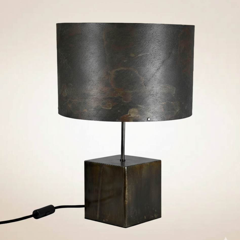 Lampe à poser Cassini Aura avec piètement en acier patiné noir brun et abat-jour en ardoise Arcobaleno aux reflets rouges