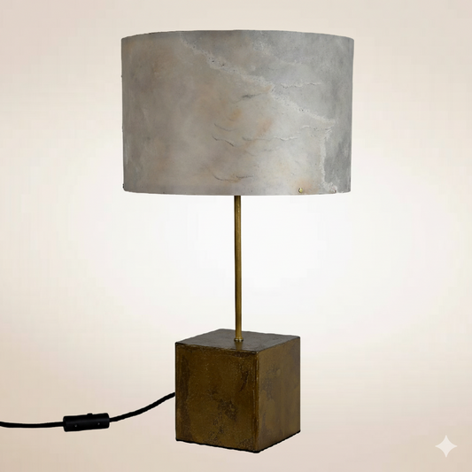 Lampe à poser Képler Aura avec piètement en poudre de laiton et bronze, abat-jour en feuille d'ardoise blanche