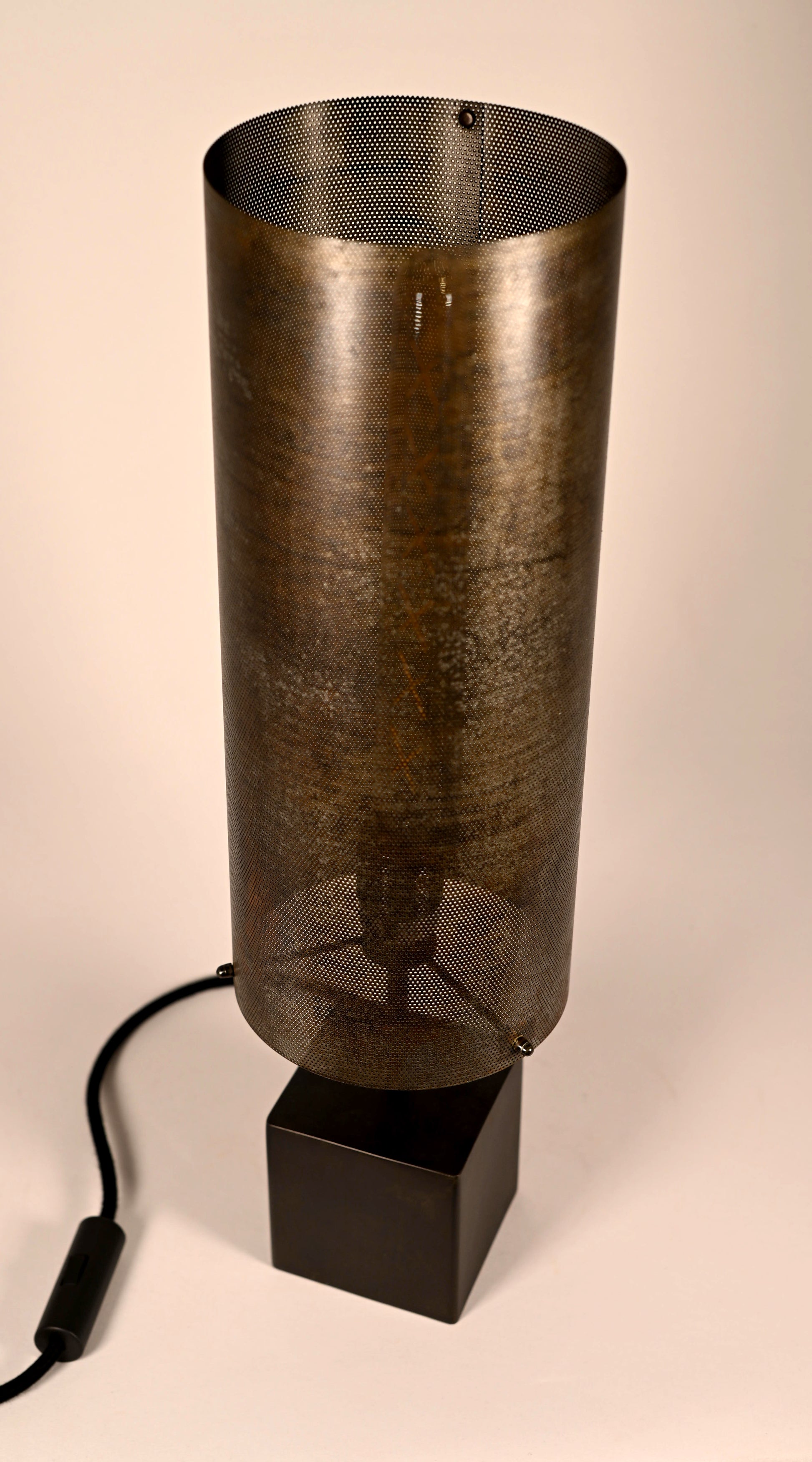 Vue d'ensemble de la lampe à poser Halley Halo 57 cm, design contemporain en acier patiné