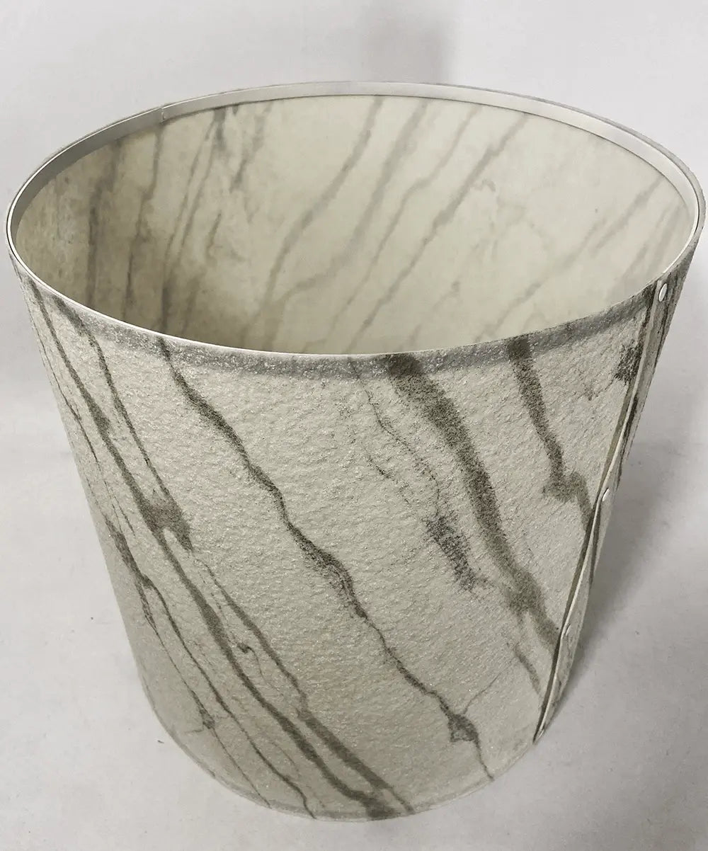 Vue plongée de l'abat-jour en  marbre Statuario de l'Atelier Maus éteint. fabrication artisanale . Taille L
