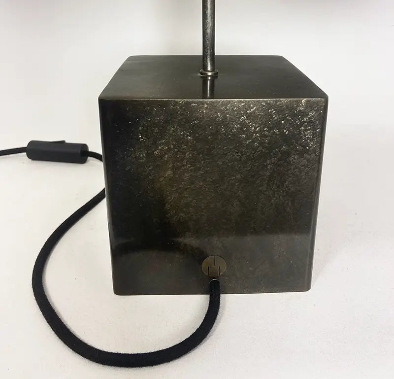 Vue arrière du pied de la Lampe Cassini Nova en acier patiné brun noir. Pièce unique de Fabrication française Atelier Maus