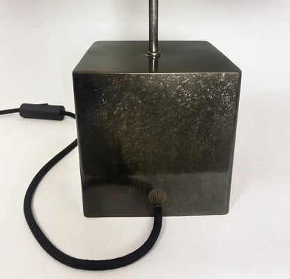Vue arrière du pied de la Lampe Cassini Nova en acier patiné brun noir. Pièce unique de Fabrication française Atelier Maus
