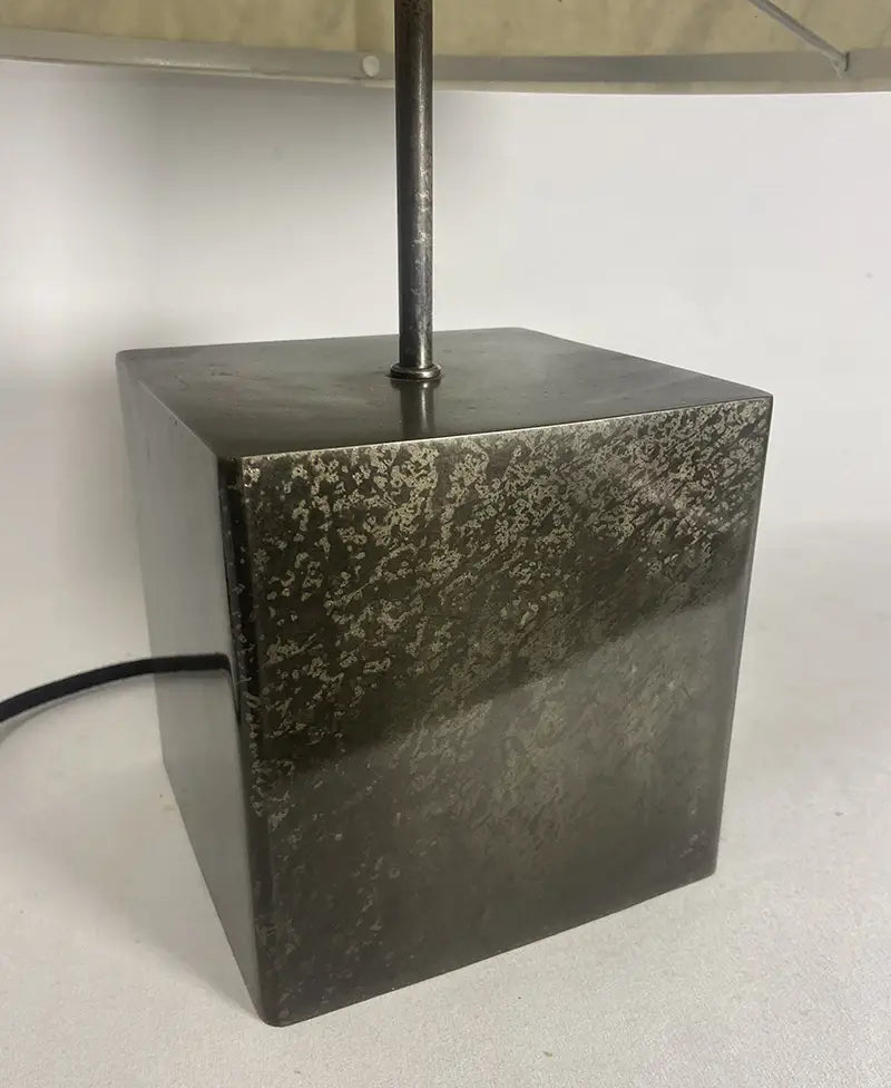 Vue du pied de la Lampe Cassini Nova en acier patiné brun noir. Pièce unique de Fabrication française Atelier Maus