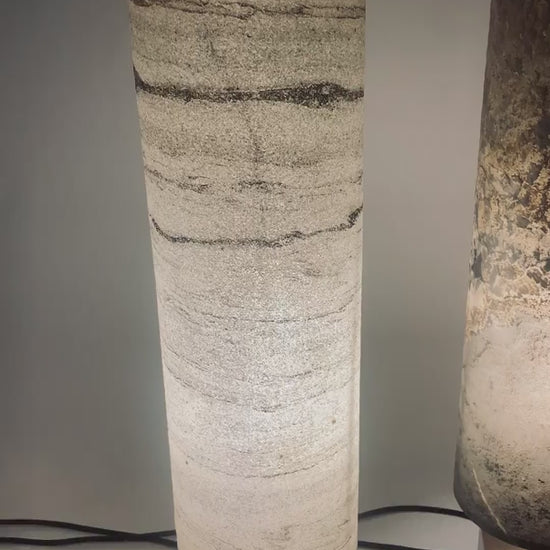 Lampes en acier et feuille de pierre modèle Halley de l'atelier Maus. Ardoise, marbre et mica.
