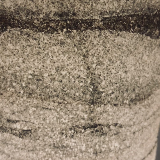Video de la lampe  en acier laitonné et abat-jour en marbre statuario. pièce unique de l'atelier Maus. Fabriqué en France. Poudre de laiton. Dorure à la feuille. Feuille de pierre naturelle.