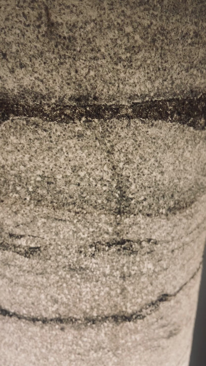 Video de la lampe  en acier laitonné et abat-jour en marbre statuario. pièce unique de l'atelier Maus. Fabriqué en France. Poudre de laiton. Dorure à la feuille. Feuille de pierre naturelle.