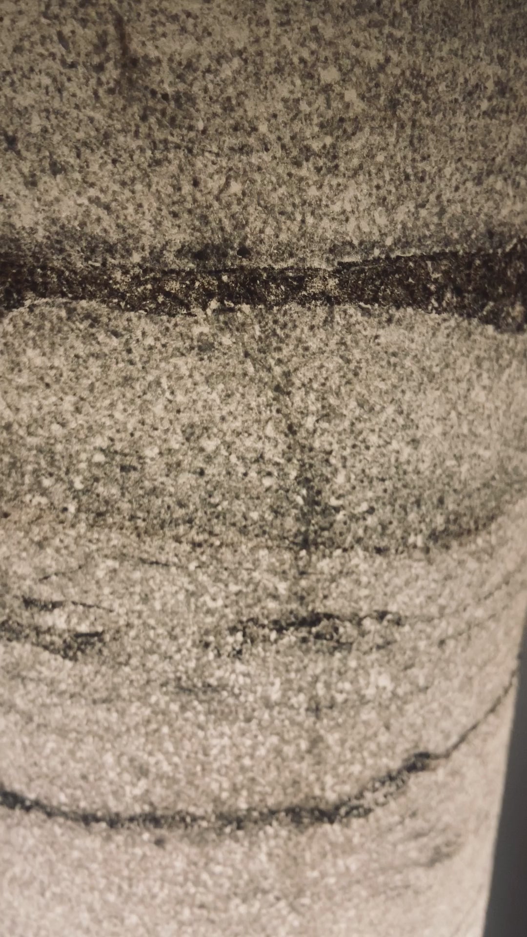 Video de la lampe  en acier laitonné et abat-jour en marbre statuario. pièce unique de l'atelier Maus. Fabriqué en France. Poudre de laiton. Dorure à la feuille. Feuille de pierre naturelle.