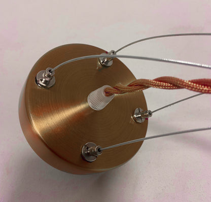 Rosace en acier cuivré de la suspension luminaire en mica cuivré Thessalie de l'atelier Maus.