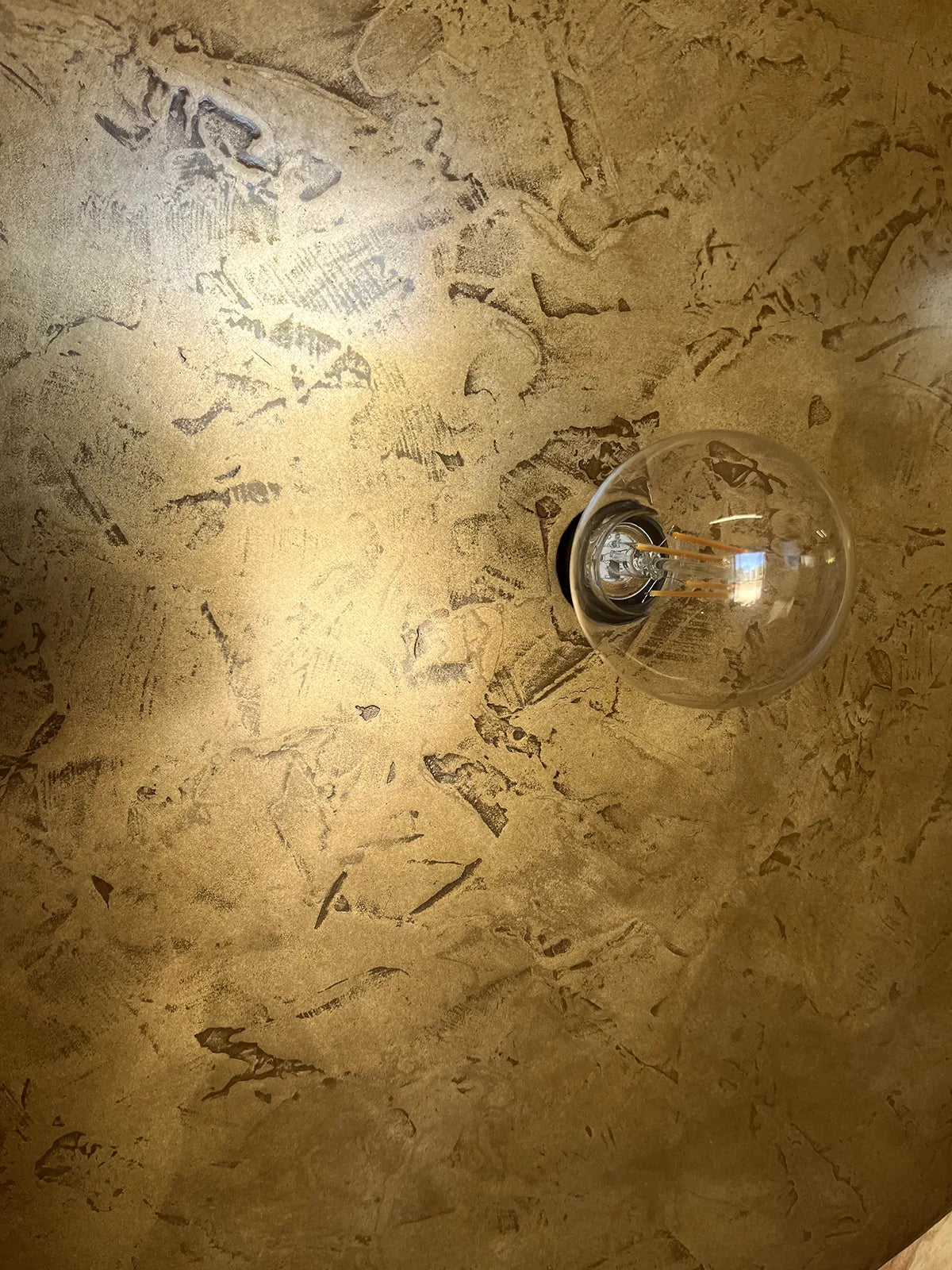 Détail de l'applique en acier poudre de laiton patinée Rovelli éteinte - pièce unique de l'atelier Maus