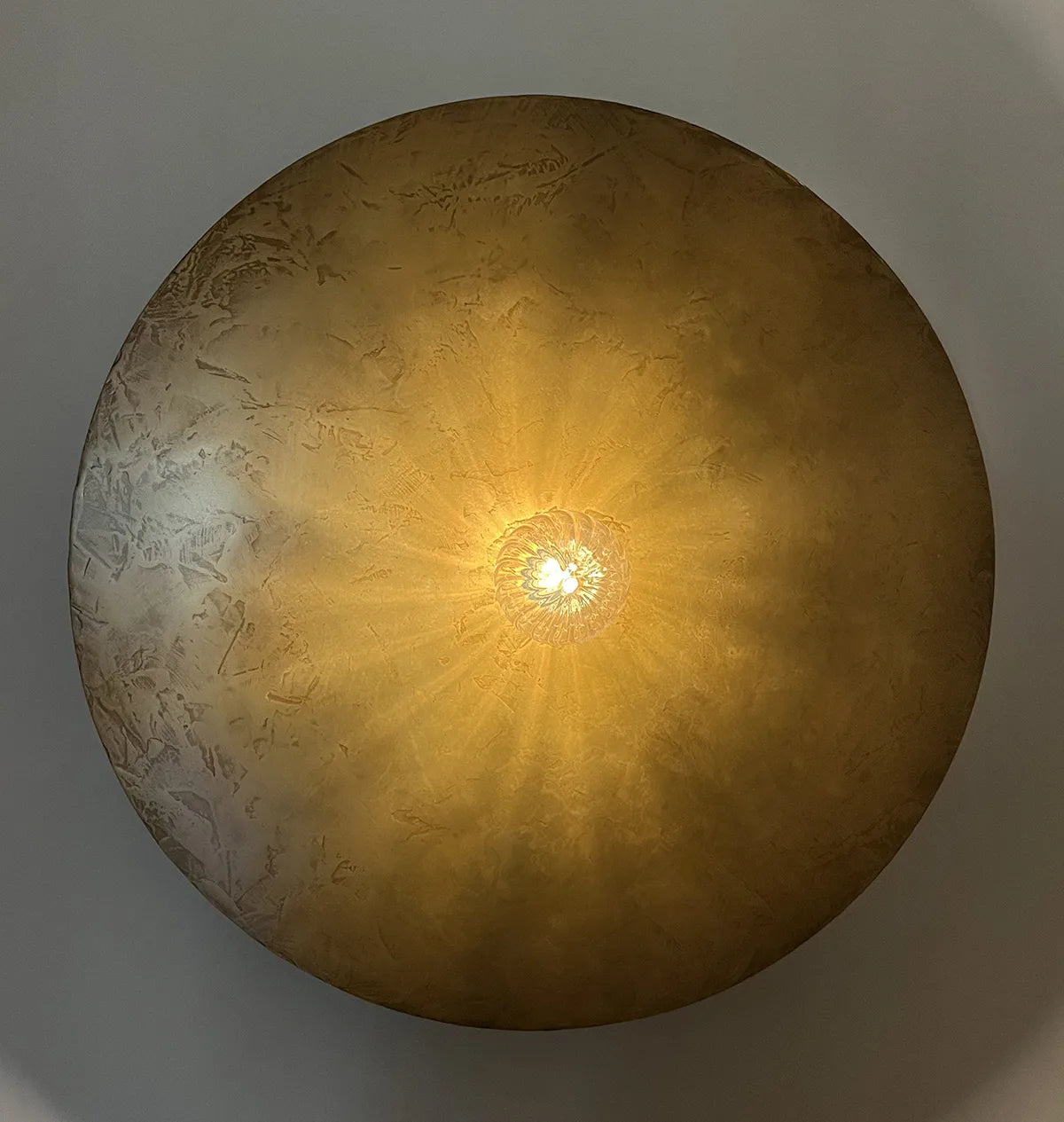 Applique de 70 centimètres de diamètre en acier poudre de laiton patinée Rovelli allumée, équipée d'une ampoule LED structurée - pièce unique de l'atelier Maus