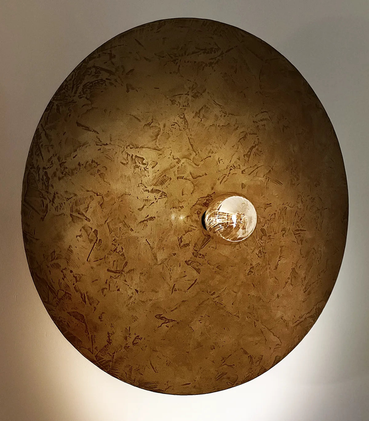 Applique en acier poudre de laiton patinée Rovelli éteinte, équipée d'une ampoule décorative LED transparente - pièce unique de l'atelier Maus