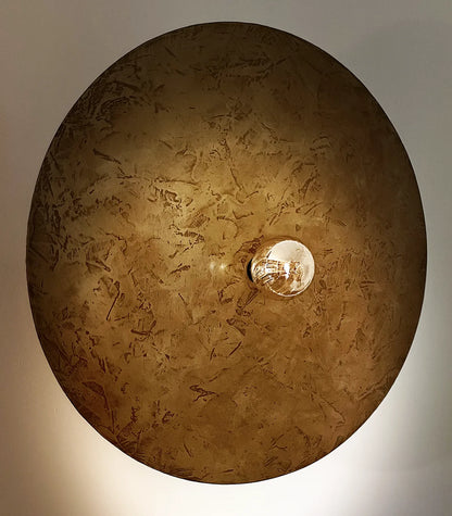 Applique en acier poudre de laiton patinée Rovelli éteinte, équipée d'une ampoule décorative LED transparente - pièce unique de l'atelier Maus