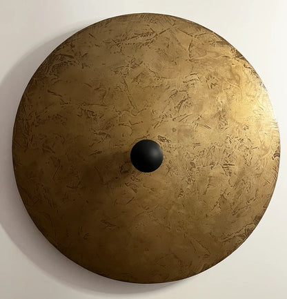 Applique en acier poudre de laiton patinée Rovelli allumée, équipée d'une ampoule à calotte noire - pièce unique de l'atelier Maus