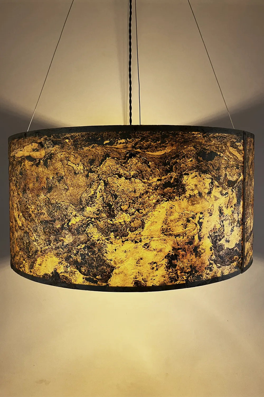 Suspension en feuille de pierre, ardoise naturelle pierre de lune allumé. pièce unique Thessalie par l'atelier Maus