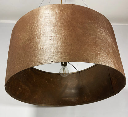 Vue de dessous de la suspension en feuille de mica cuivré Thessalie par l'atelier Maus éteinte. Rosace et carcasse en acier cuivré, suspendue par 4 cables inox de longueur réglable. Pièce artisanale unique de fabrication française.