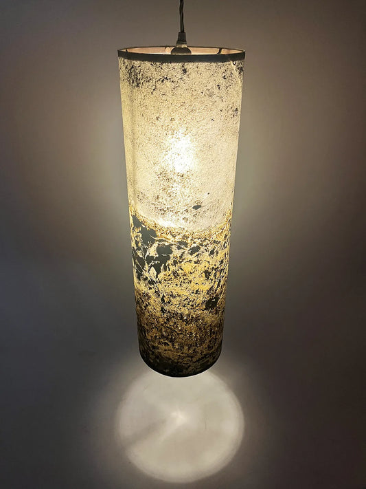 suspension en feuille d'ardoise rustique allumée. Modèle Swan. Style wabi-sabi contemporain. Atelier Maus
