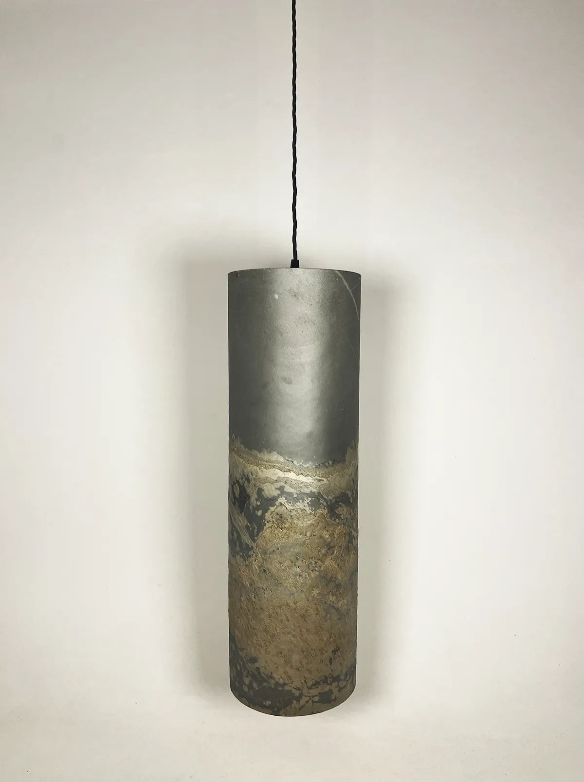 suspension Swan en feuille d'ardoise rustique éteinte. wabi-sabi , brutalisme. Atelier Maus