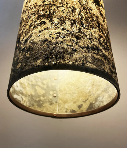 détail de la suspension en feuille d'ardoise rustique allumée Swan. Style wabi-sabi minéral. Atelier Maus