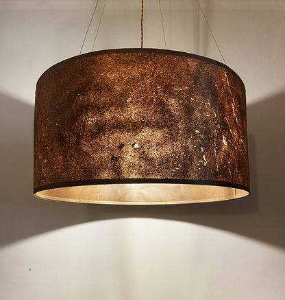 Suspension en feuille de mica cuivré Thessalie par l'atelier Maus allumée. Rosace et carcasse en acier cuivré, suspendue par 4 cables inox de longueur réglable. Pièce artisanale unique de fabrication française.