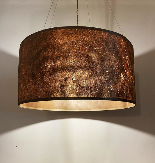 Suspension en feuille de mica cuivré Thessalie par l'atelier Maus allumée. Rosace et carcasse en acier cuivré, suspendue par 4 cables inox de longueur réglable. Pièce artisanale unique de fabrication française.
