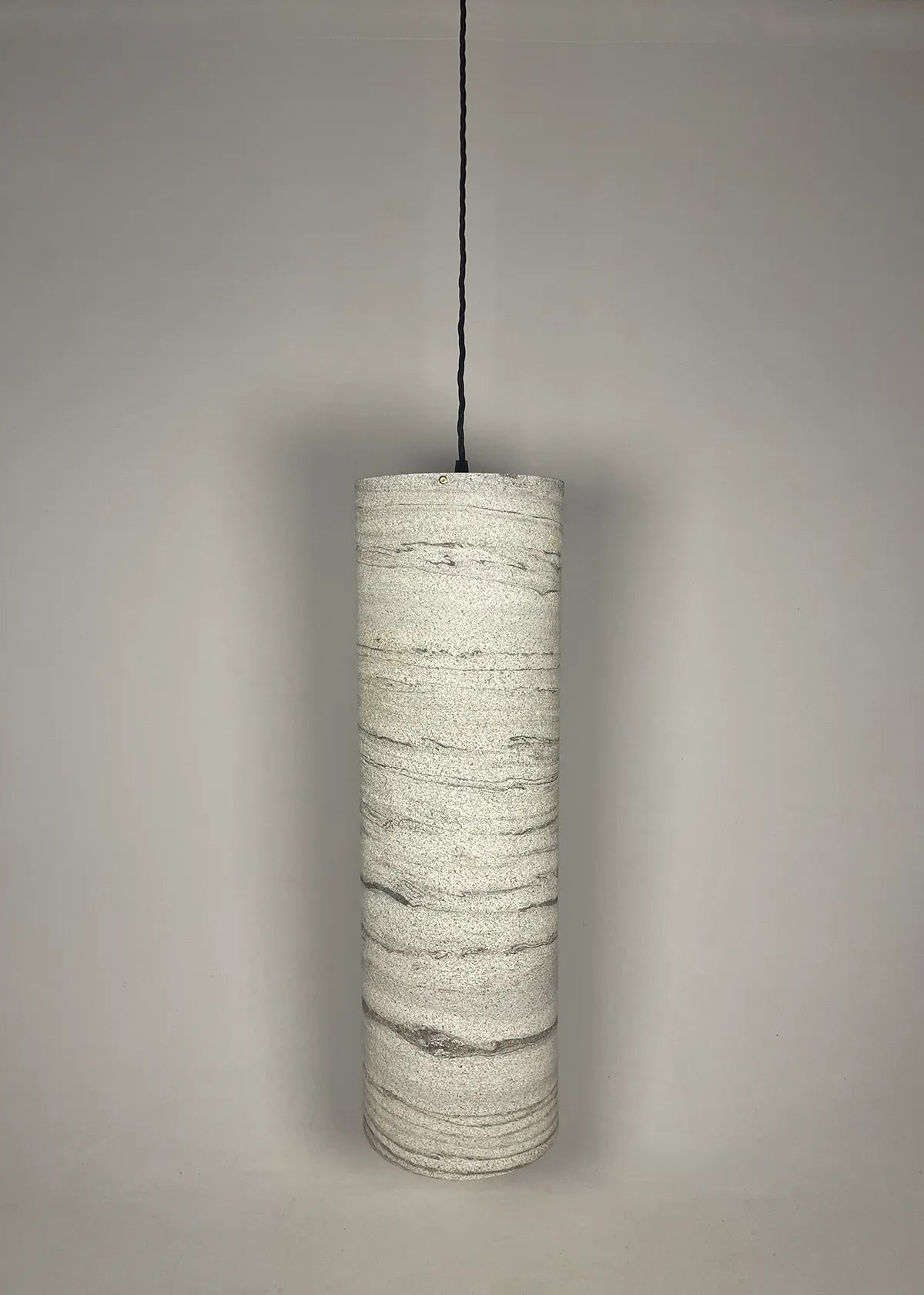 Suspension en marbre statuaire Swan éteinte,  wabi-sabi. atelier Maus
