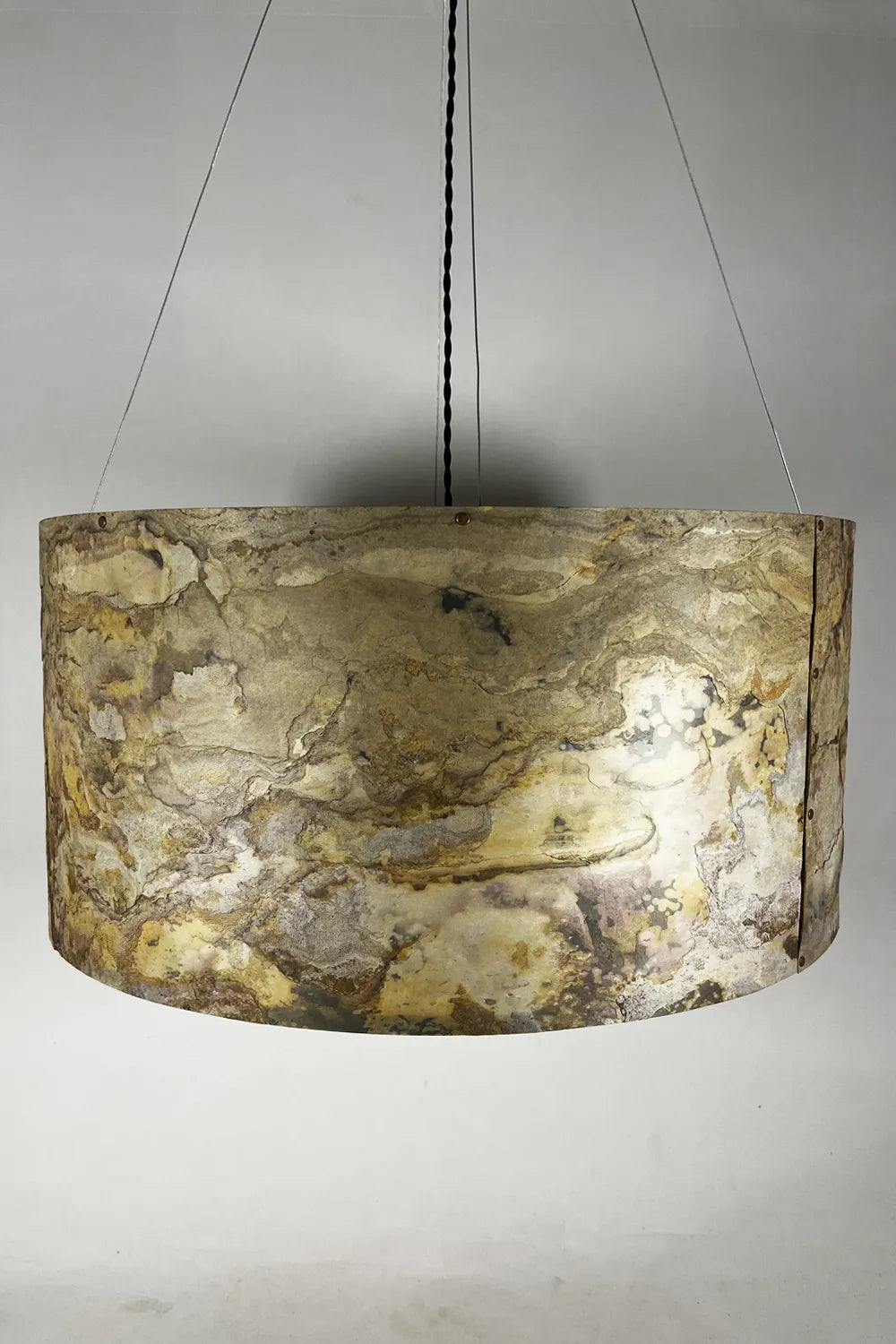 Suspension Thessalie – abat-jour en ardoise pierre de lune naturelle,éteinte, finitions cuivrées. Pièce unique artisanale, Atelier Maus.