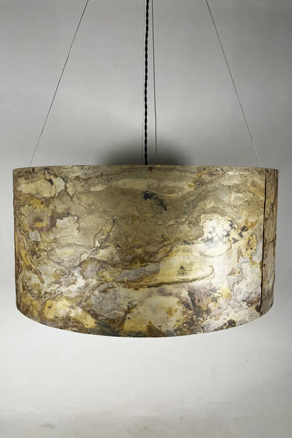 Suspension Thessalie – abat-jour en ardoise pierre de lune naturelle,éteinte, finitions cuivrées. Pièce unique artisanale, Atelier Maus.