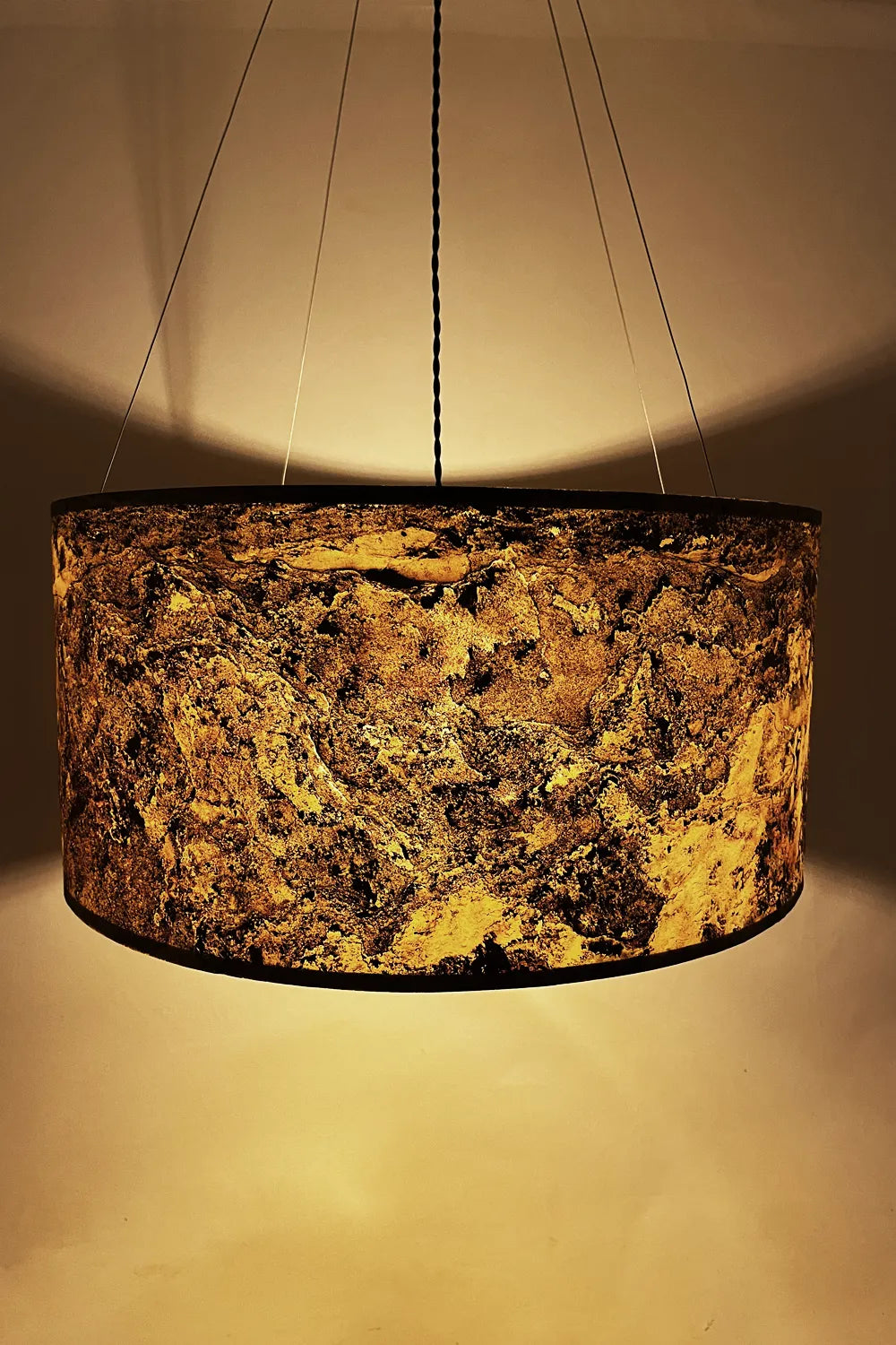 Suspension en ardoise pierre de lune naturelle, allumée, finitions cuivrées. Pièce unique artisanale, Atelier Maus.