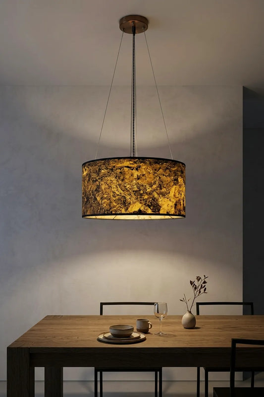 Suspension Thessalie en ardoise pierre de lune naturelle, allumée, finitions cuivrées. Pièce unique artisanale, Atelier Maus. produit réel sur scène virtuelle