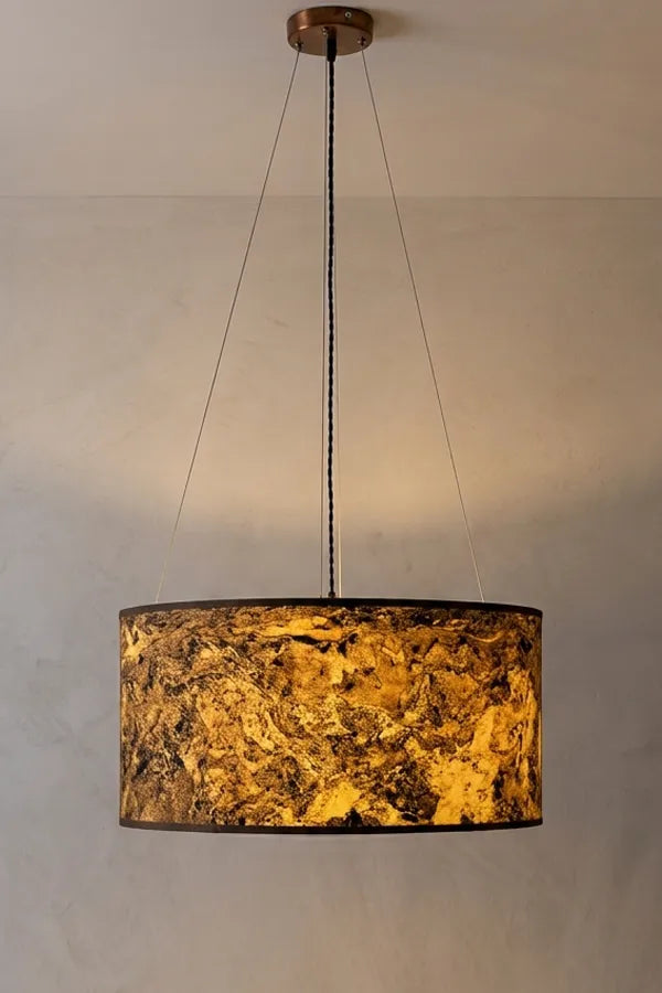 Suspension Thessalie – abat-jour en ardoise pierre de lune naturelle, allumée, finitions cuivrées. Pièce unique artisanale, Atelier Maus.