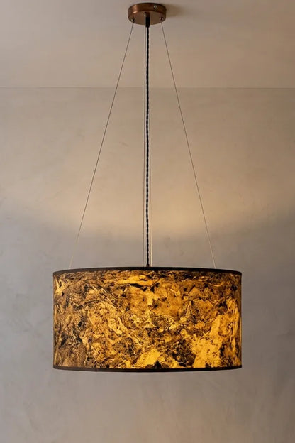 Suspension Thessalie – abat-jour en ardoise pierre de lune naturelle, allumée, finitions cuivrées. Pièce unique artisanale, Atelier Maus.