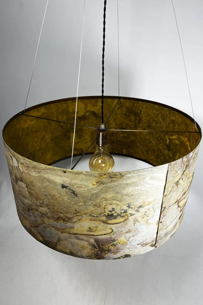 vue de dessus de la Suspension Thessalie  en ardoise pierre de lune naturelle, éteinte, finitions cuivrées. Pièce unique artisanale, Atelier Maus.