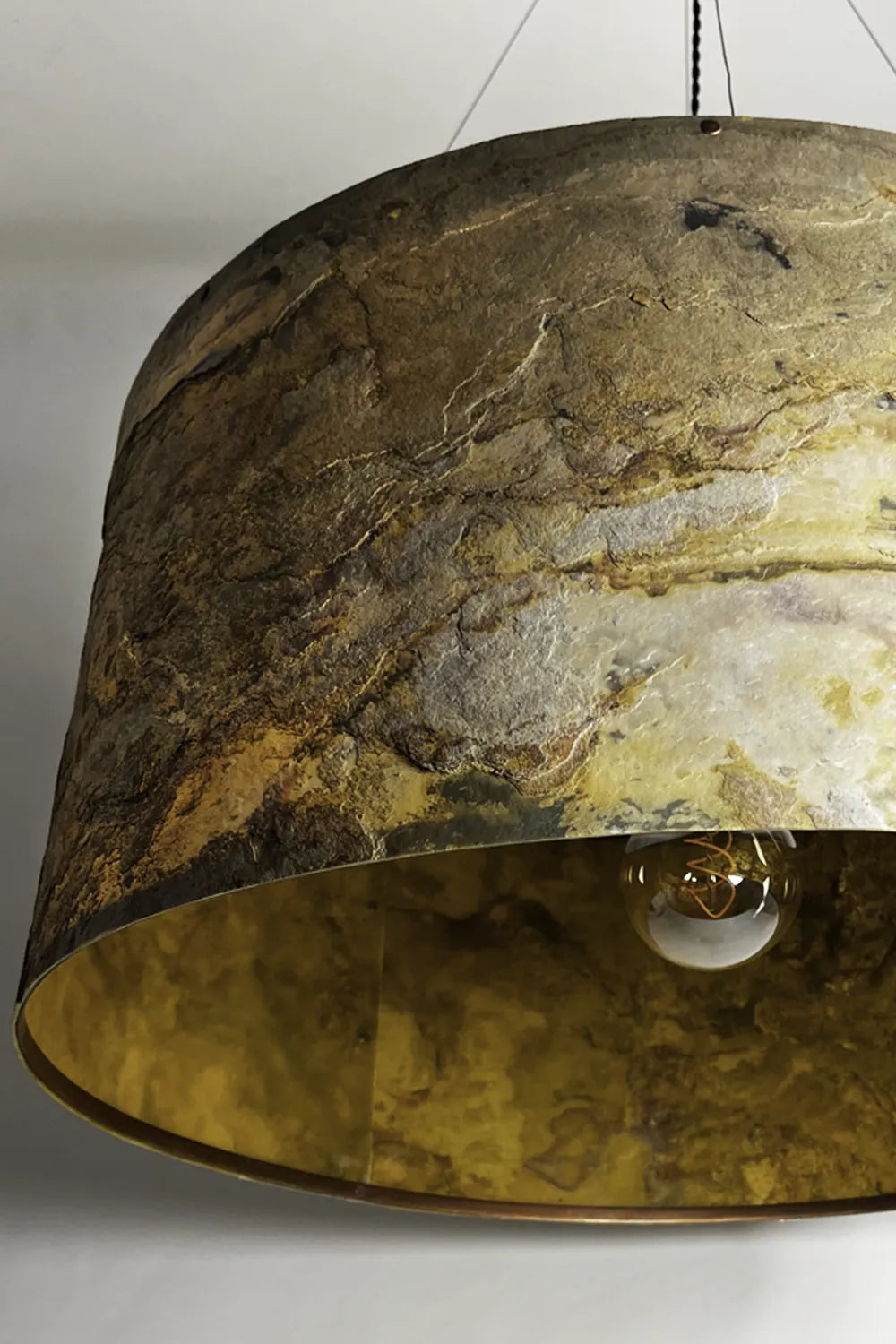 détail de la Suspension Thessalie  en ardoise pierre de lune naturelle, éteinte, finitions cuivrées. Pièce unique artisanale, Atelier Maus.