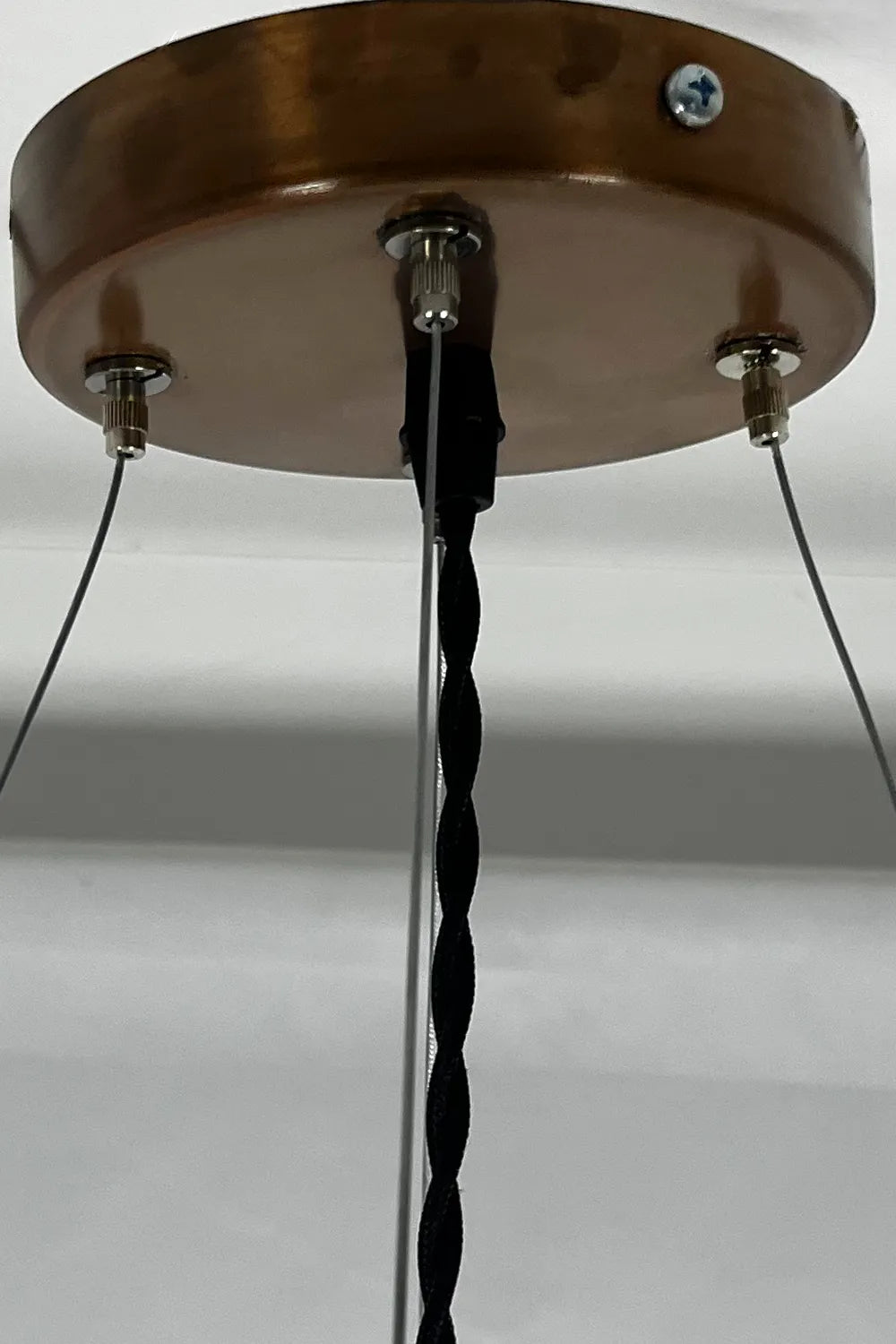 rosace de plafond cuivrée de la suspension en ardoise pierre de lune naturelle Thessalie, finitions cuivrées. Pièce unique artisanale, Atelier Maus.